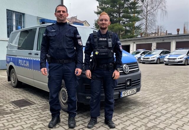 W Głogoczowie, policjanci uratowali życie 62-latkowi.