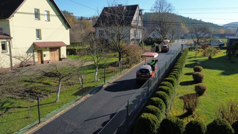 Remont drogi w Osieczanach na finiszu – wkrótce bezpieczniejsza trasa dla mieszkańców