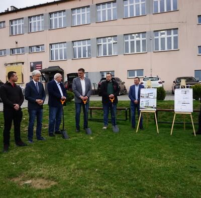 Uroczyste przekazanie terenu pod rozbudowę szkoły w Krzywaczce.