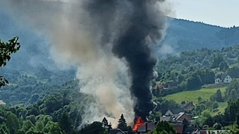 Ogromny pożar w Skomielnej Czarnej. Dwie osoby poszkodowane