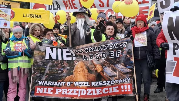 Wielki protest w Krakowie. Mieszkańcy przeciw zaprezentowanym wariatom trasy S7 z Krakowa do Myślenic
