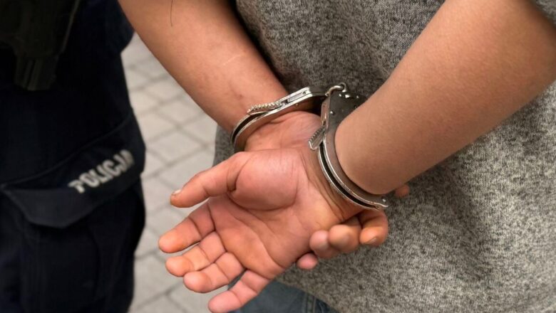 37-latek z młotkiem groził kobiecie. Po pościgu został zatrzymany przez policję
